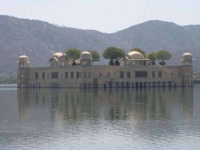 jal mahal.jpg - De Jai mahal, het paleis in het meer. Dit paleis ligt aan de rand van Jaipur.